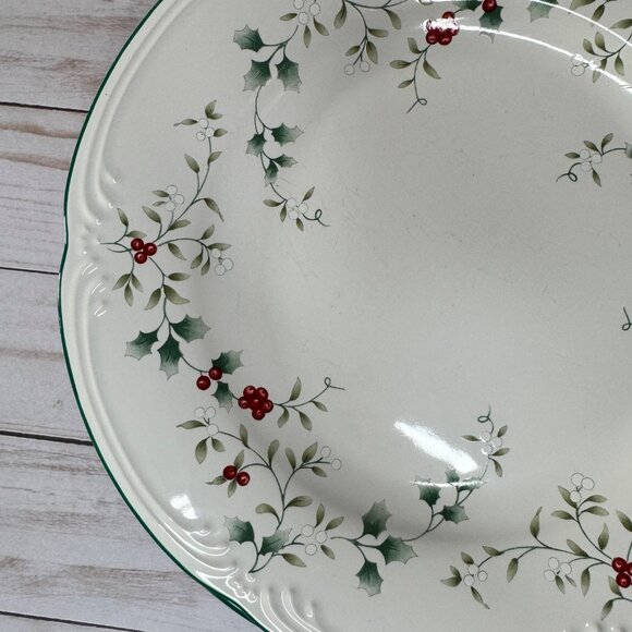 Pfaltzgraff Winterberry 10" Dinner Plates Set of 2 Christmas Holly Berry Holiday - Picture 5 of 8